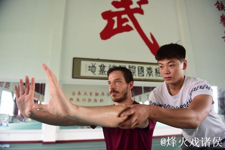 李建宾精准接腿摔展现武术智慧,2000年散打王争霸赛技惊四座 李建宾精准接腿摔展现武术智慧,2000年散打王争霸赛技惊四座